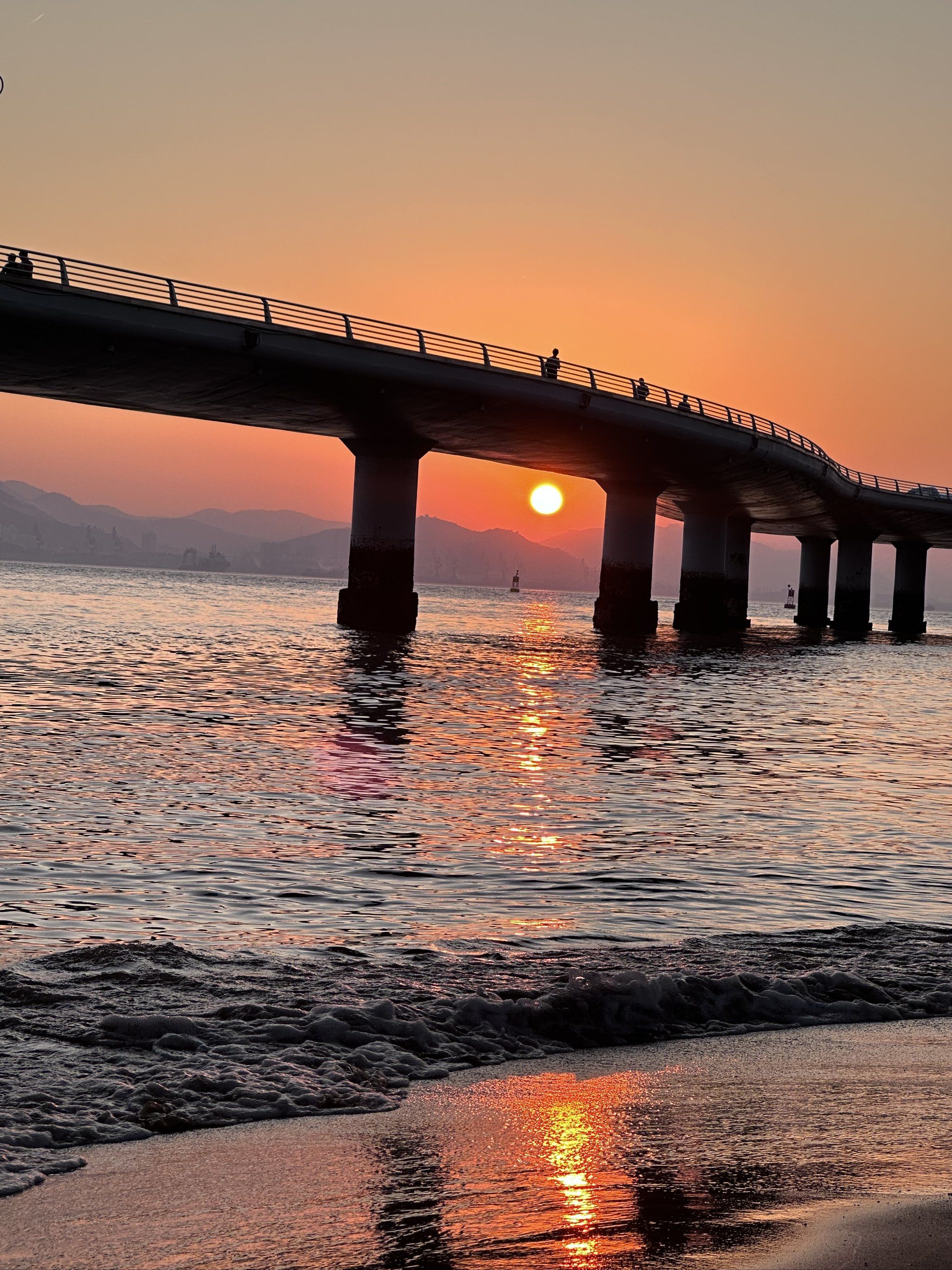 住在厦门的朋友平时走走散步见到的绝美日落,真的太好出片了!