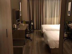 -上海虹桥中心爱琴海亚朵S酒店