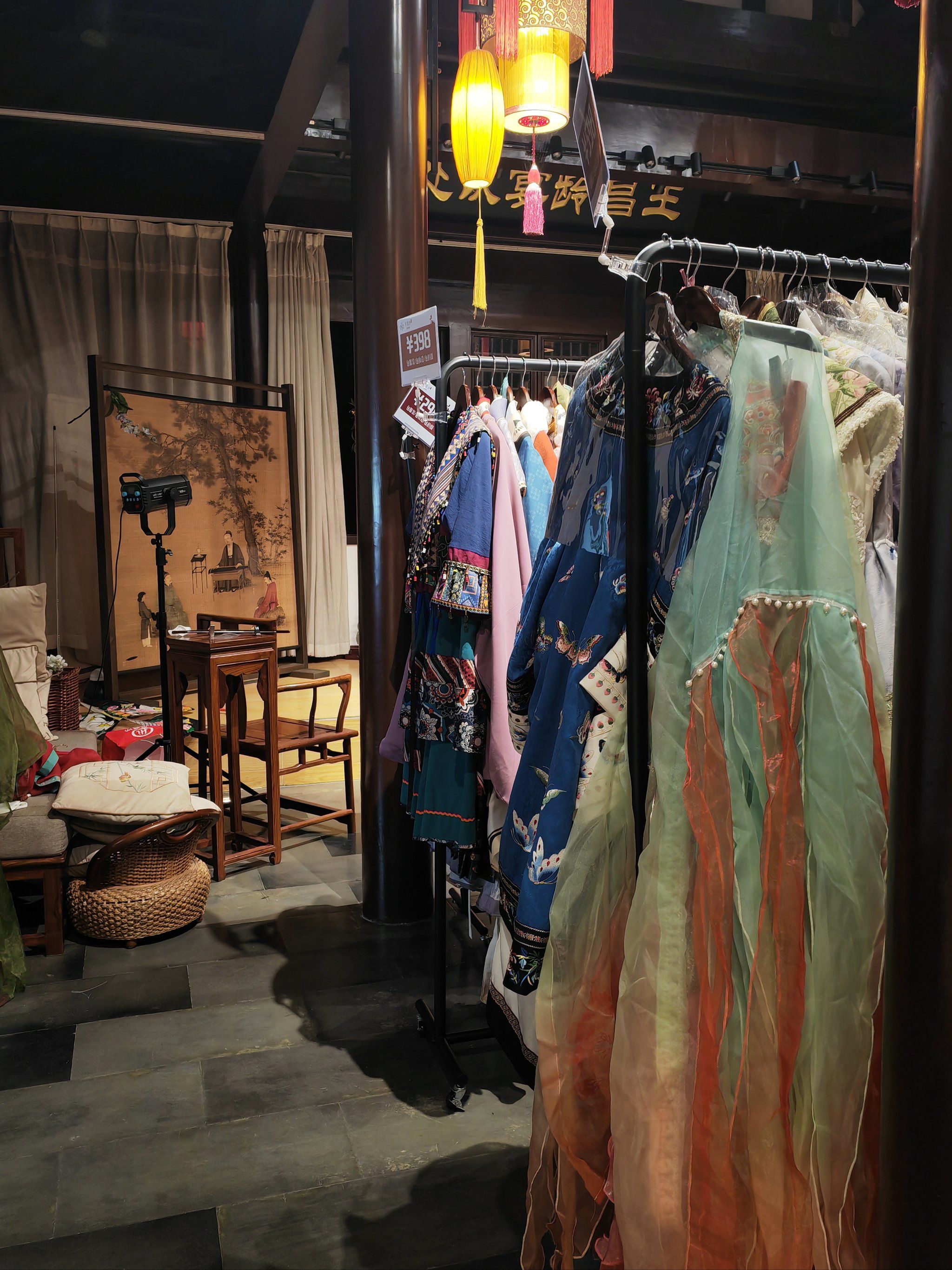 杜鹃公主汉服写真店铺好,妆造一流,摄影师