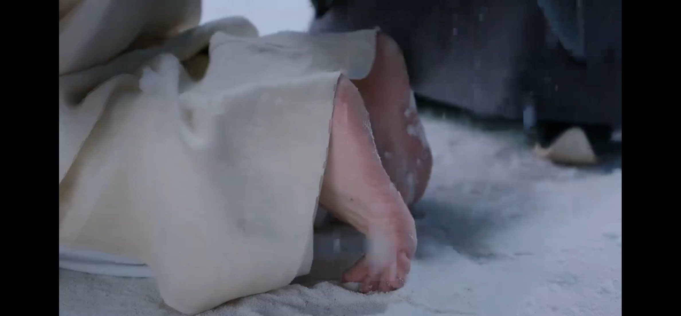 跪着都是光脚跪的,脚都被冻的通红都是雪
而且这个景真的真实又美