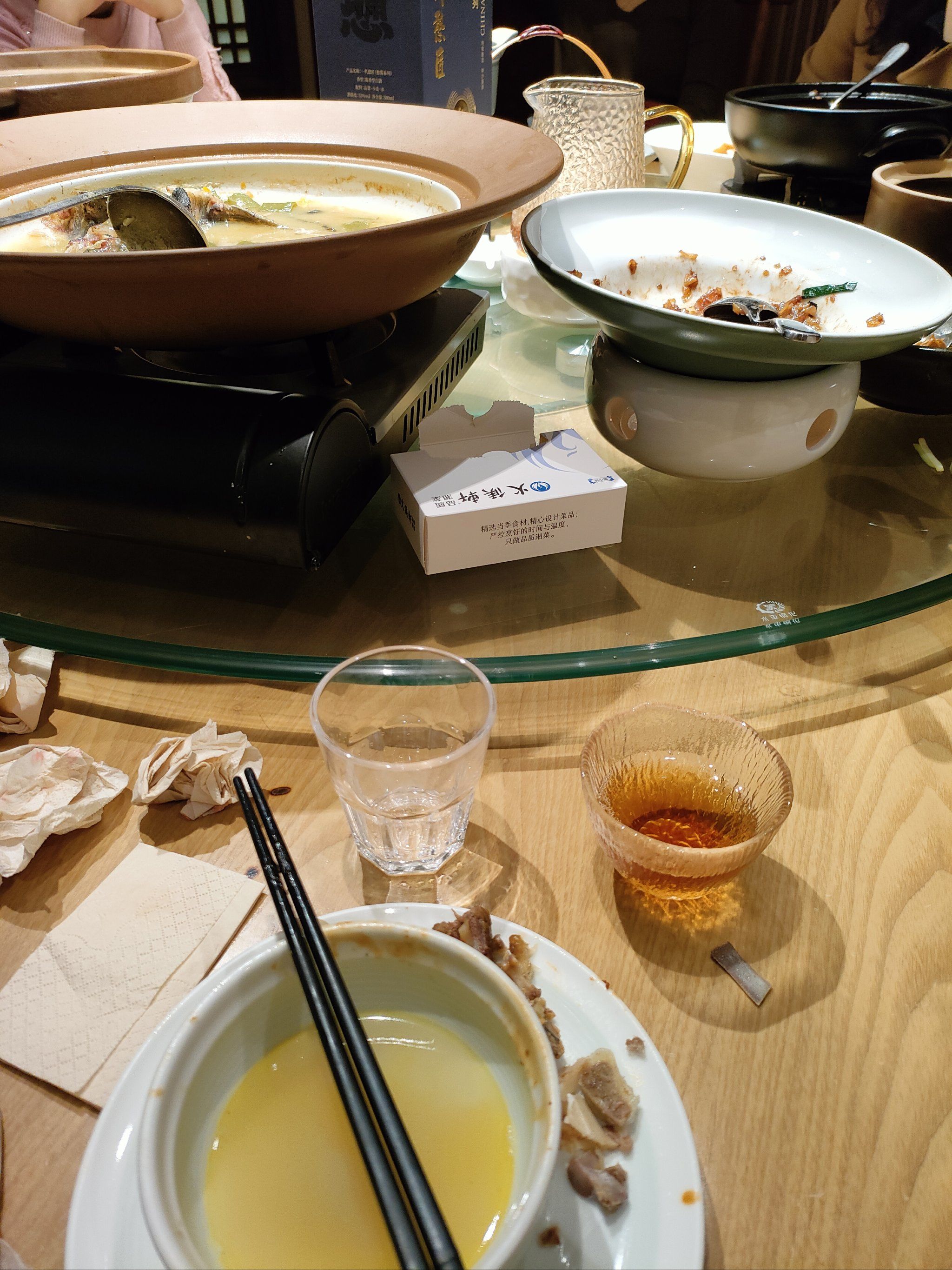 粉,味道很特别,超级喜欢,那个酒忘了名字了,就是照片中间蓝色盒子的那