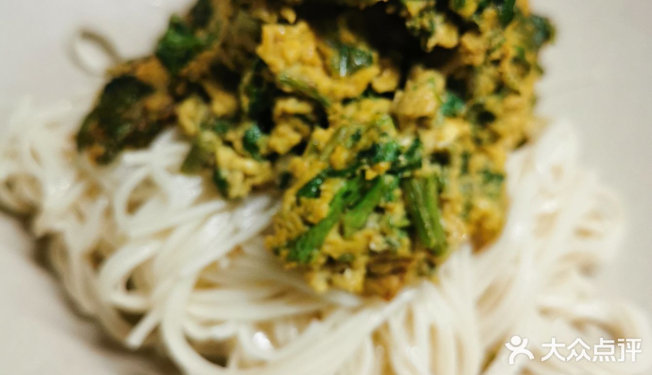 香椿炒鸡蛋配葱油拌面