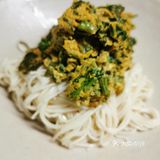 香椿炒鸡蛋配葱油拌面