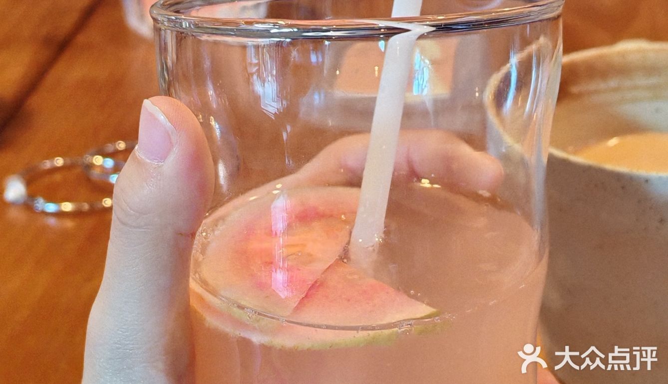 三千客电子闺蜜的咖啡馆，点的芭乐苏打，非常好喝