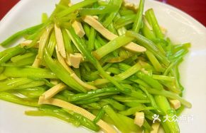 Water Celery Stir-fried with Tofu Sheets