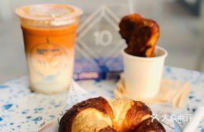 Bagel-shaped pretzel bread
