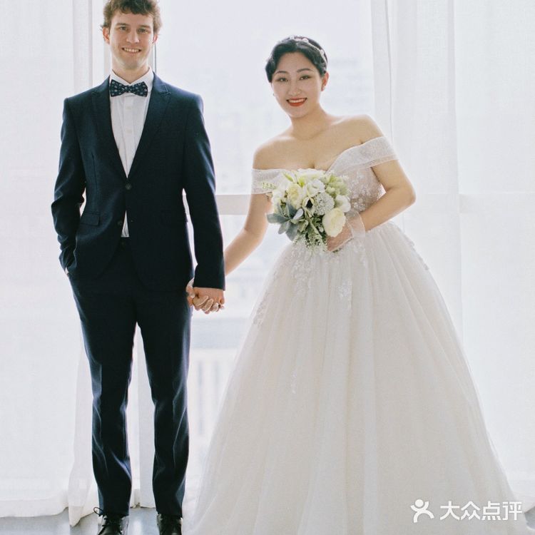 摄影师为了拍完这对客人，已经用光了她所有会的英语