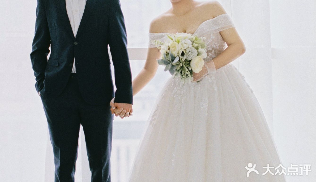 摄影师为了拍完这对客人，已经用光了她所有会的英语