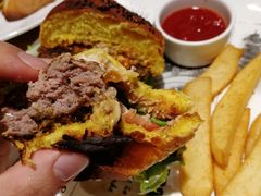 特色牛肉芝士汉堡-LO CALCOW卡路力轻食主义餐厅(陆家嘴店)