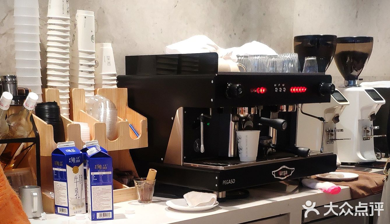 喝完咖啡默默带走了杯子[调皮]