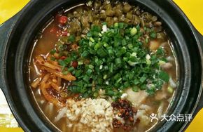 Braised Pork Noodles in Clay Pot