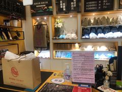 -爱革·奢品·鞋包·衣物·家居(金桥国际商业广场店)