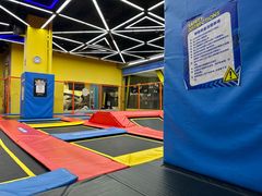 -爱蹦iBOON蹦床运动馆(江汉店)