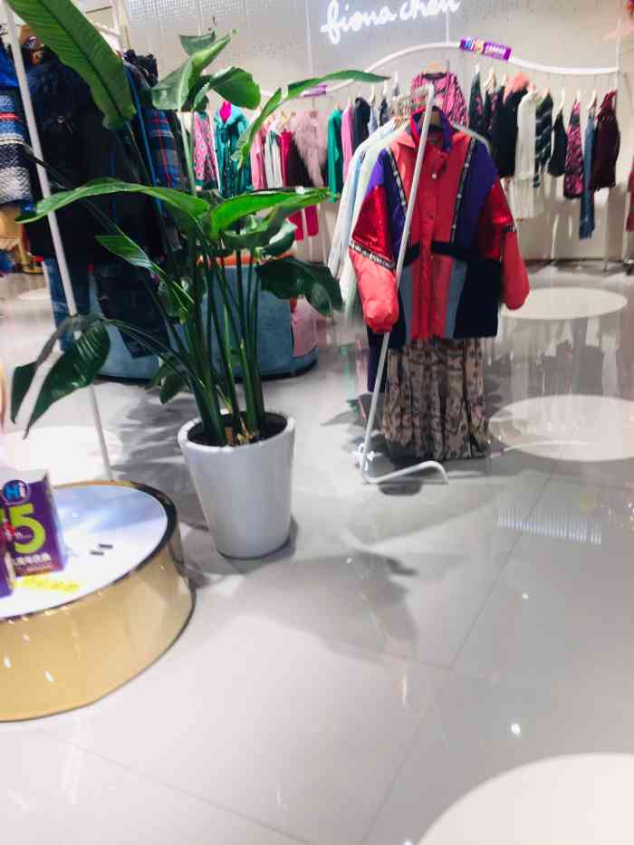 打分 "vip佩奇周" 斐娜晨女装品牌店铺,位置在西安路,麦凯乐购物中心3