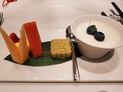 双皮奶、时令水果、绿豆糕-Yan Ting 宴庭中餐厅(上海静安瑞吉酒店)