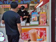 -蜜雪冰城(万达广场外B号门门口外集装箱店)