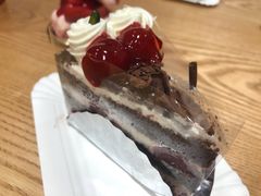 樱桃黑森林蛋糕-85度C(广州石牌桥店)