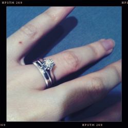 和对戒配搭在一起的效果还不错~-威德钻石-克拉钻大本营(南京东路店)