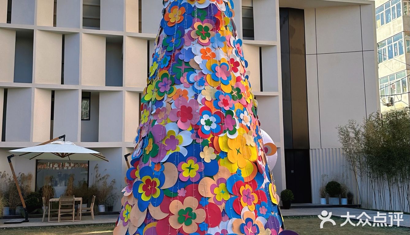 这里的花花圣诞树太可爱啦