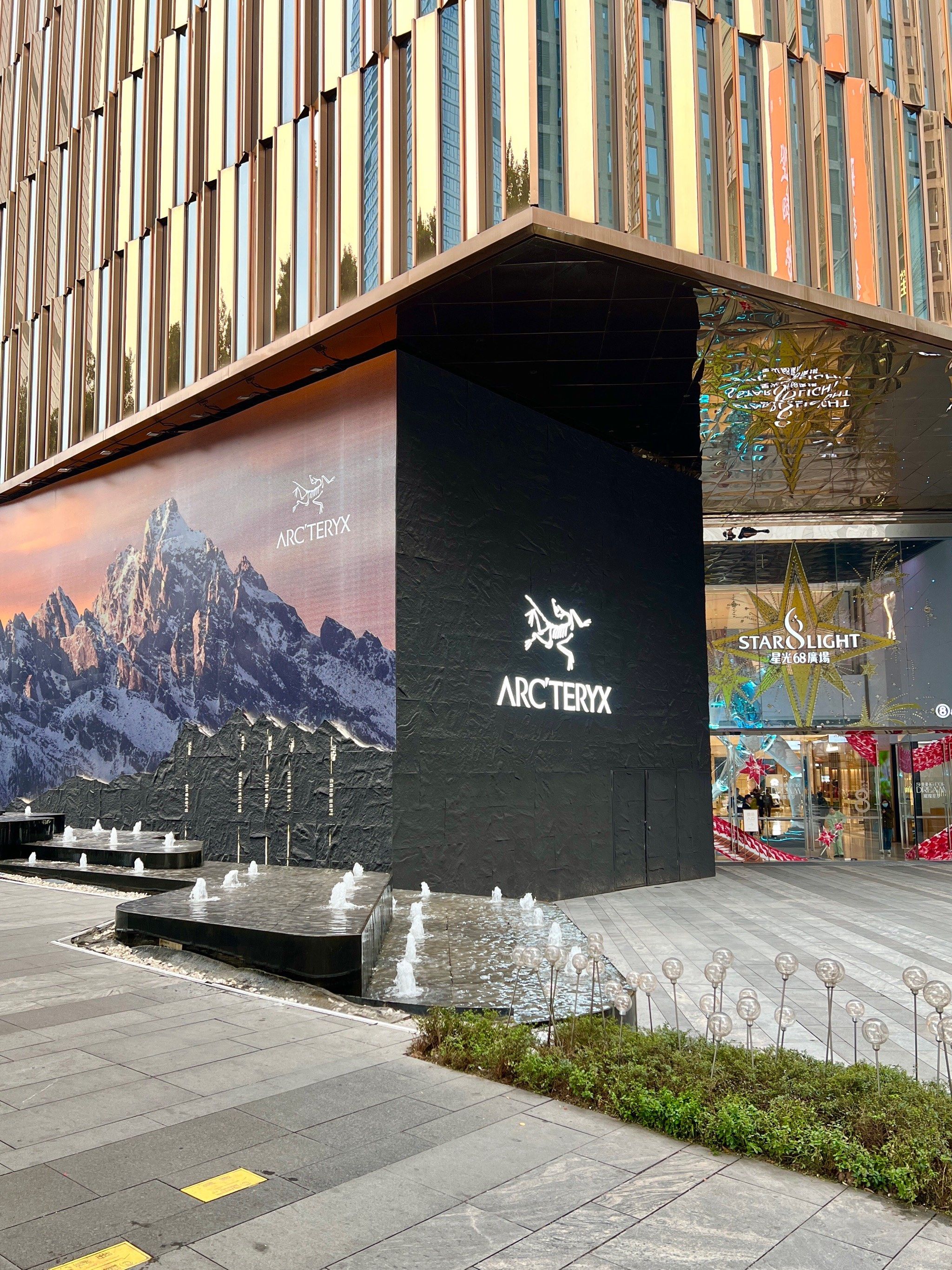 重庆首家始祖鸟cliff house概念店 