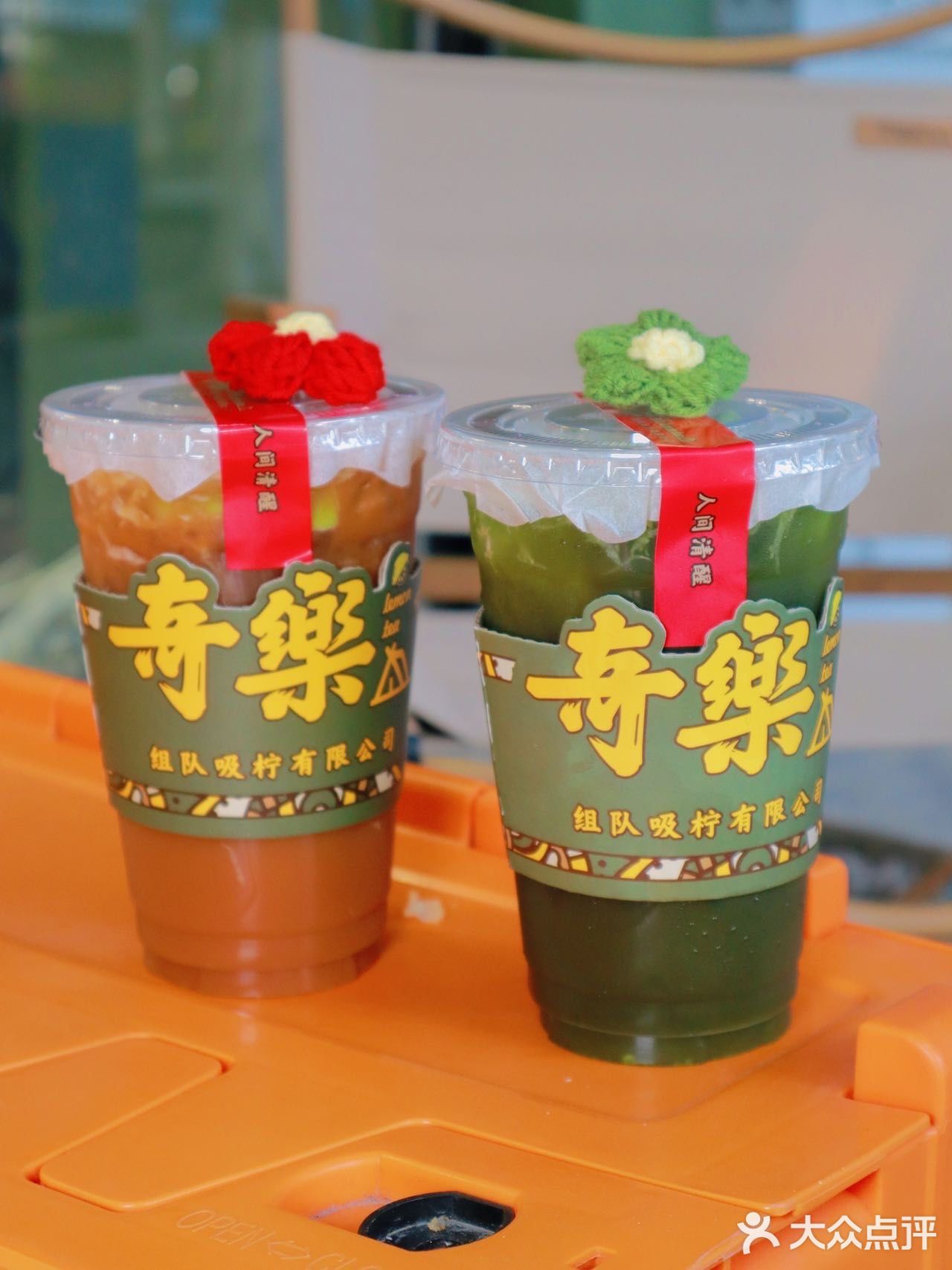 门口摆了露营的座椅，看上去很特别，店里虽然不算大