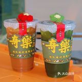 门口摆了露营的座椅，看上去很特别，店里虽然不算大