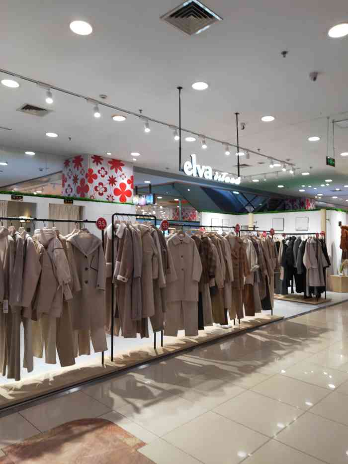 elva island-"他家就在新世界百货三层中间的位置.挺好找.