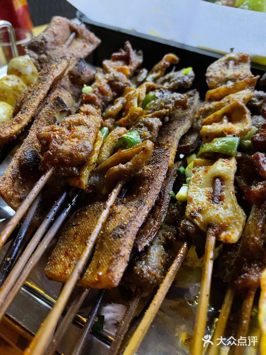 熊在烤肉烧烤店(林荫店)烤五花肉图片