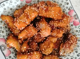龙利鱼切成小块，加料酒腌制片刻