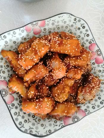 龙利鱼切成小块，加料酒腌制片刻