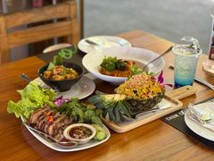 -Chom Cafe and Restaurant