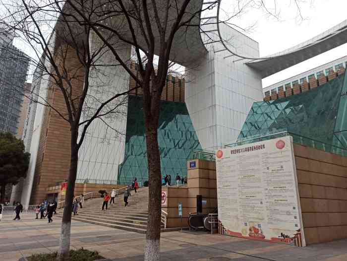 南京图书馆位于南京大行宫,地铁2,3号线交汇处,黄金地段, 交通非常