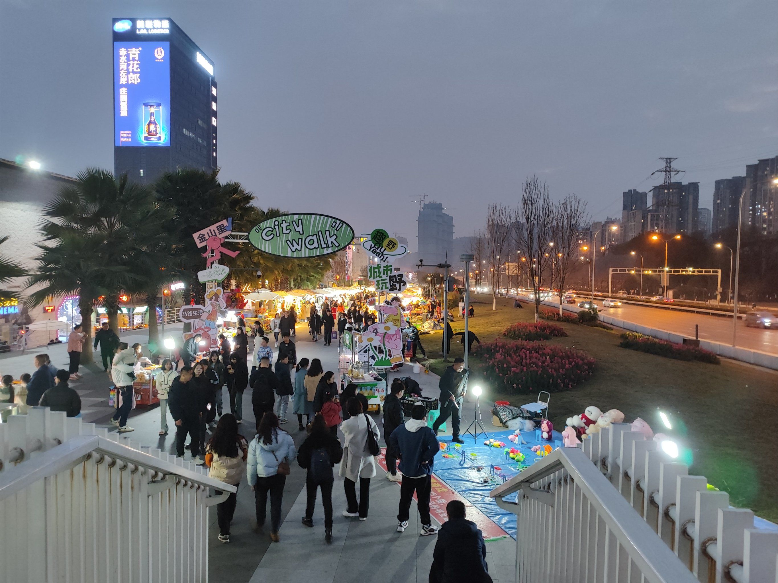 周末遛娃好去处 
位于渝北汽博中心的「美心红酒广场(汇丰路店)」
