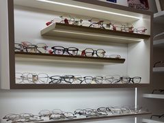 -美式眼镜·授权蔡司.依视路.尼康.豪雅.明月(南翔印象城店)