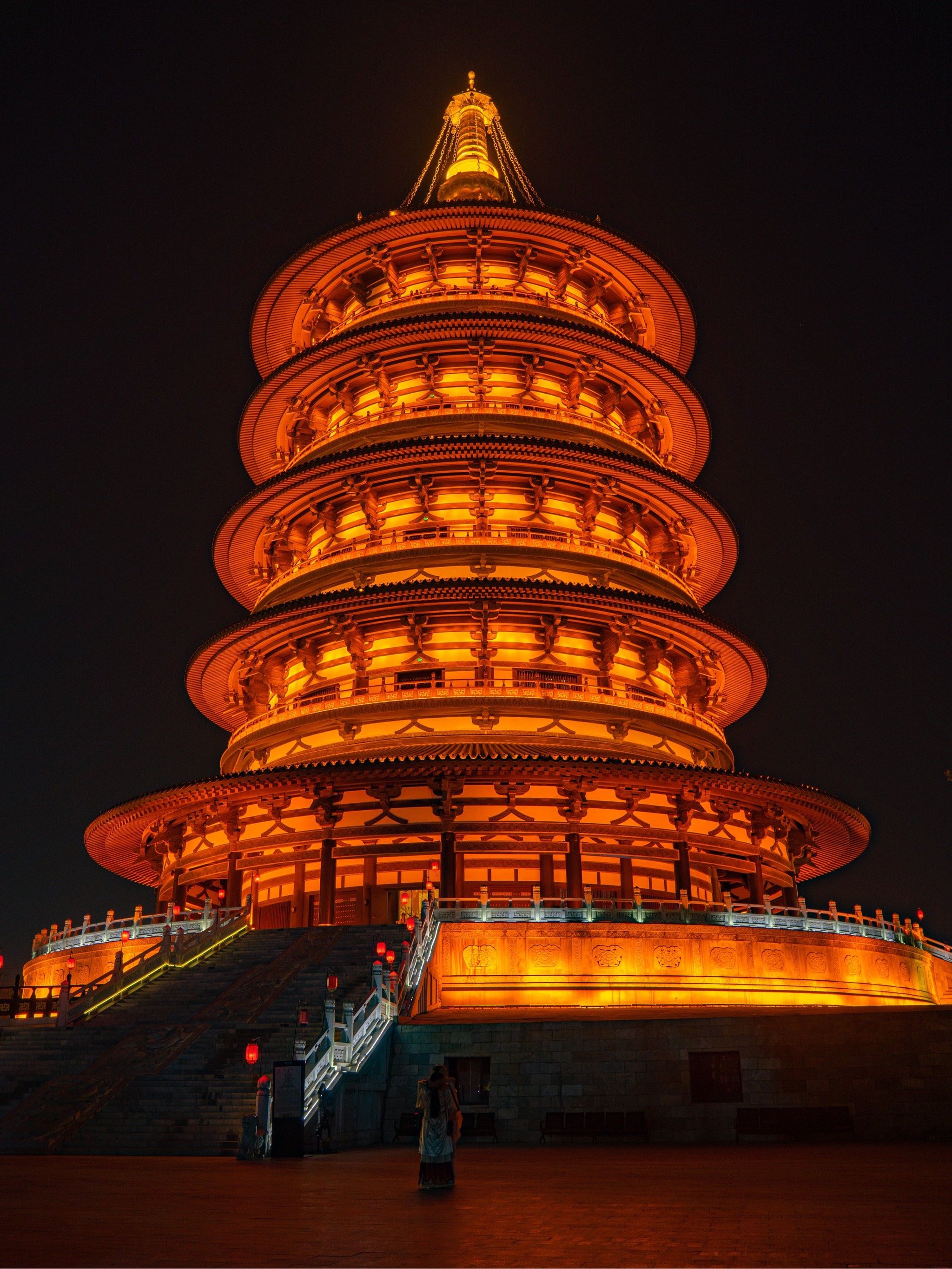 带属于洛阳市的中心地段了,非常繁华,白天看上去是几个普通的仿古建筑