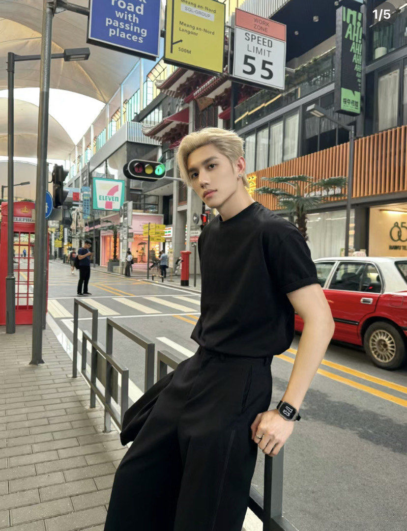 夏日街头的时尚潮男