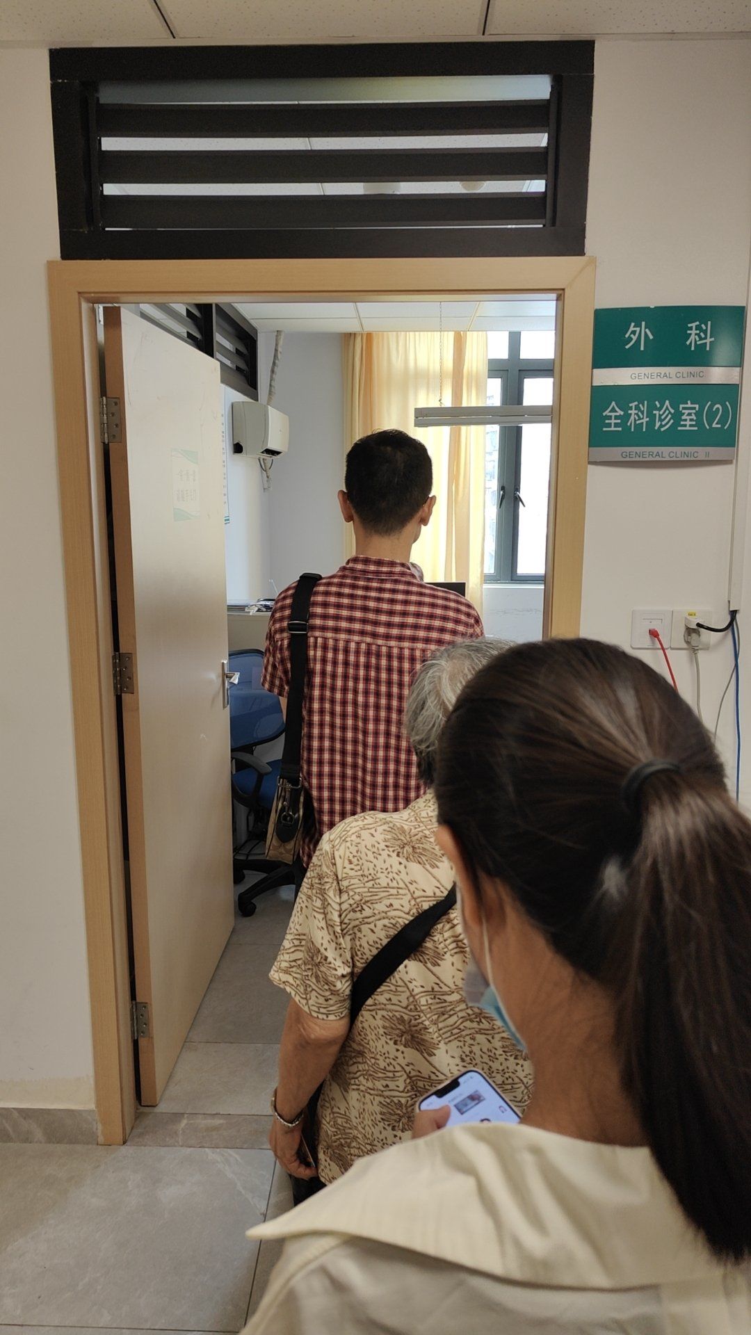 304医院黄牛排队挂号，收取合理费用