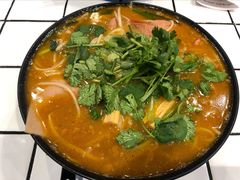 招牌炸酱酸辣米线-肥汁米蘭香港米线(长宁来福士店)