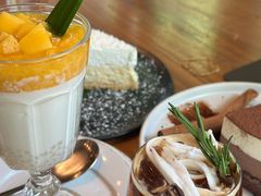 -Chom Cafe and Restaurant