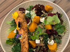 炙烤三文鱼甜菜头蜜汁南瓜沙拉-玲婧胡同·生日蛋糕·餐厅(嘉里城店)