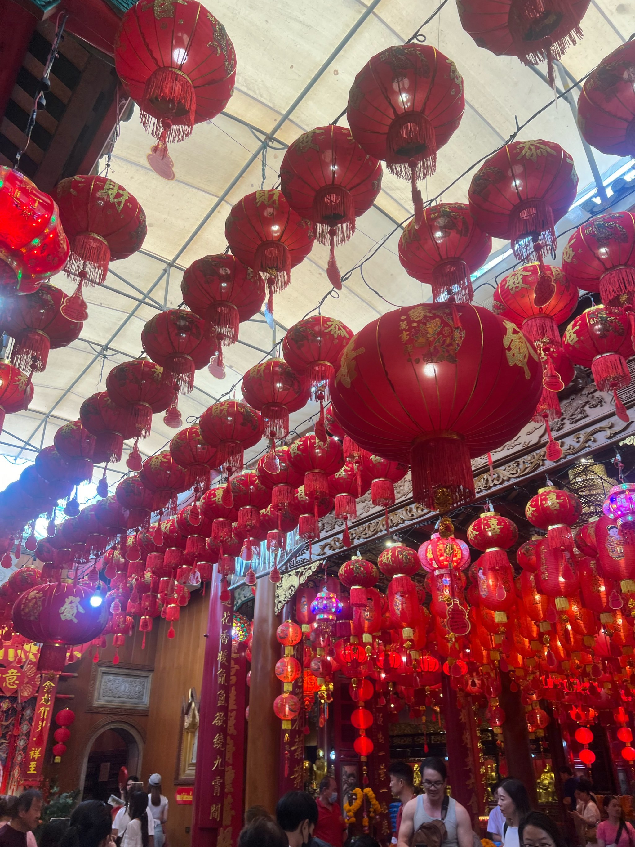 位于唐人街上的龙莲寺和皇恩寺是一家 我们