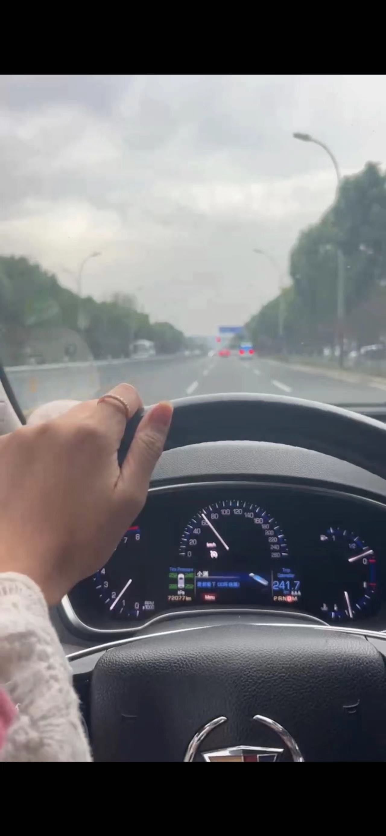 天天领红包单手开车女司机的快乐,别人体