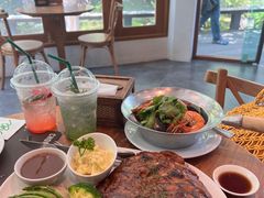 -Chom Cafe and Restaurant