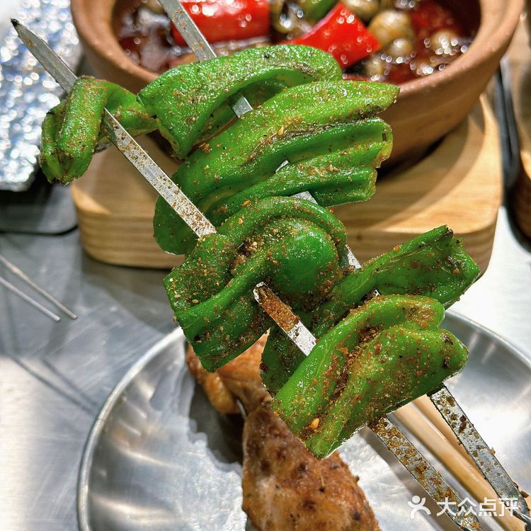 这家店露营氛围感拉满啦!露营风烧烤吧很夏天