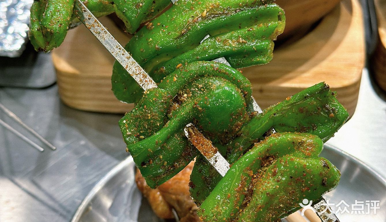 这家店露营氛围感拉满啦！露营风烧烤吧很夏天