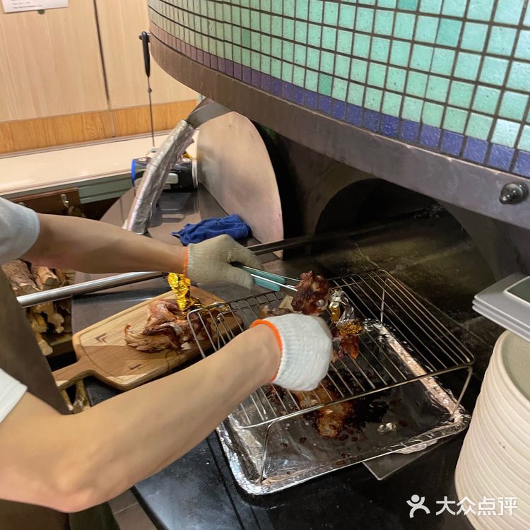 吃到嘴里的口感就像爆浆芝士，咬下去，一口满足