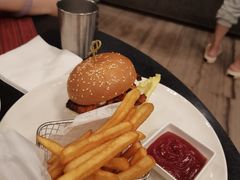 美式汉堡套餐-WOLFGANG PUCK KITCHEN & BAR(迪士尼小镇店)