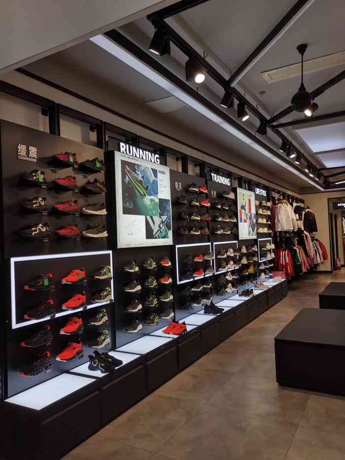 这家安踏运动服装店在合肥北二环与四里河路交口,明发广场永辉超市负