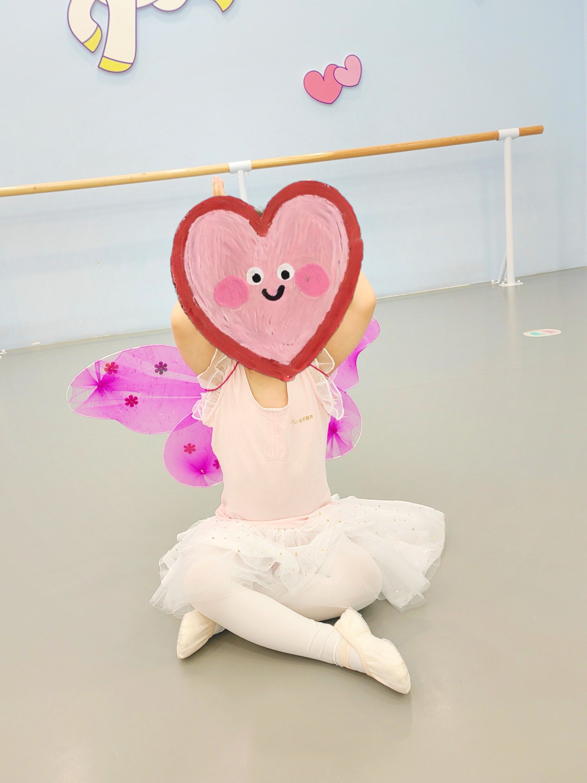 小女孩学跳芭蕾