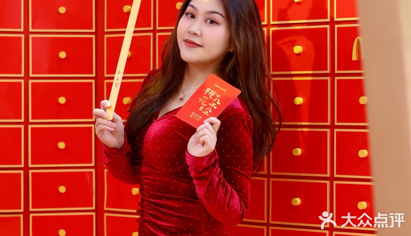 深圳麦当劳发财树下来一个新年新愿望吧！